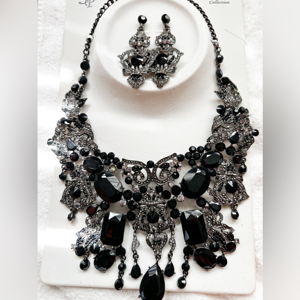 Black chandelier necklace with earrings